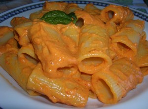 Insalata di pasta con crema peperoni e basilico