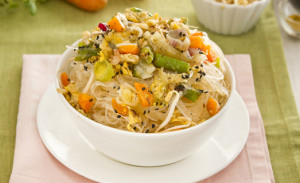 Spaghetti-riso-uova-verdure-e-germogli